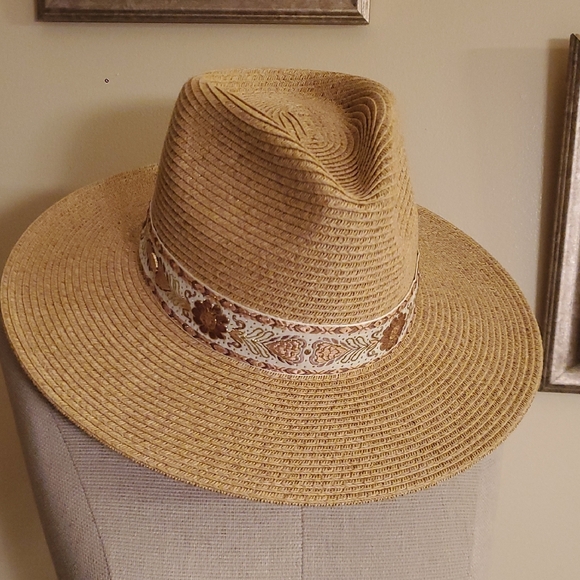 Stylish Vince Camuto Tan Fedora Hat with Patterned Band - Picture 1 of 11